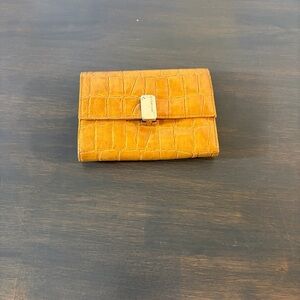 Liz Claiborne Faux Croc Wallet – Tan Embossed Trifold Organizer